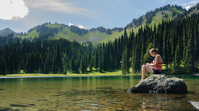 reading_outside-640px